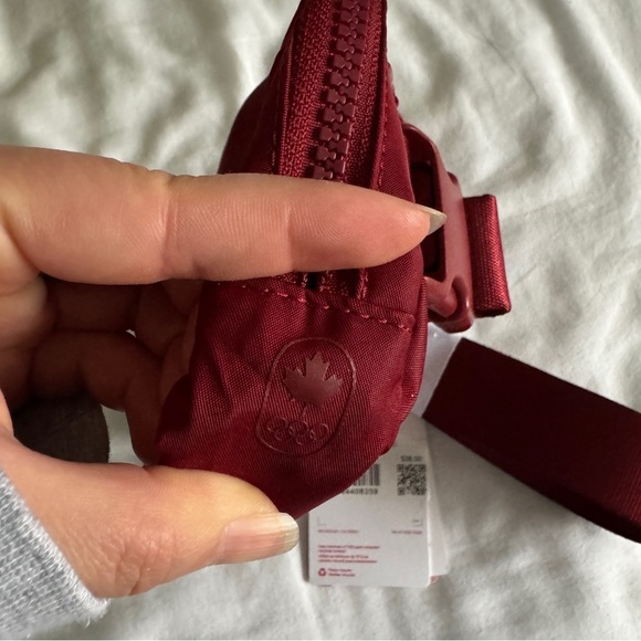 ๐ Lululemon Team Canada Everywhere Belt Bag Dark Sport Red - Picture 7 of 7